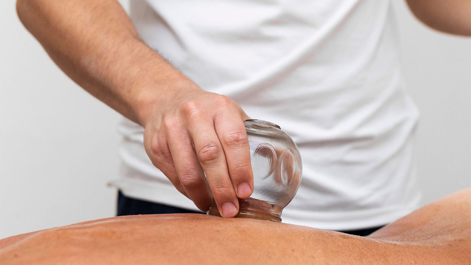 Cupping Masaje de tejido conectivo para hombres en Men's Bodyland